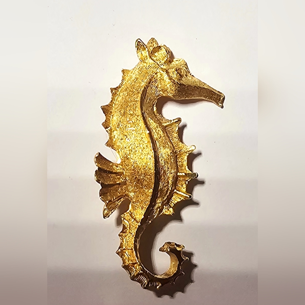 Vintage 1960s 70s matte textured gold seahorse nautical brooch yachting sailing